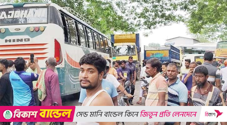 যশোরে বিজিবি চেকপোস্টে বাস চালককে মারপিট, সড়ক অবরোধ
